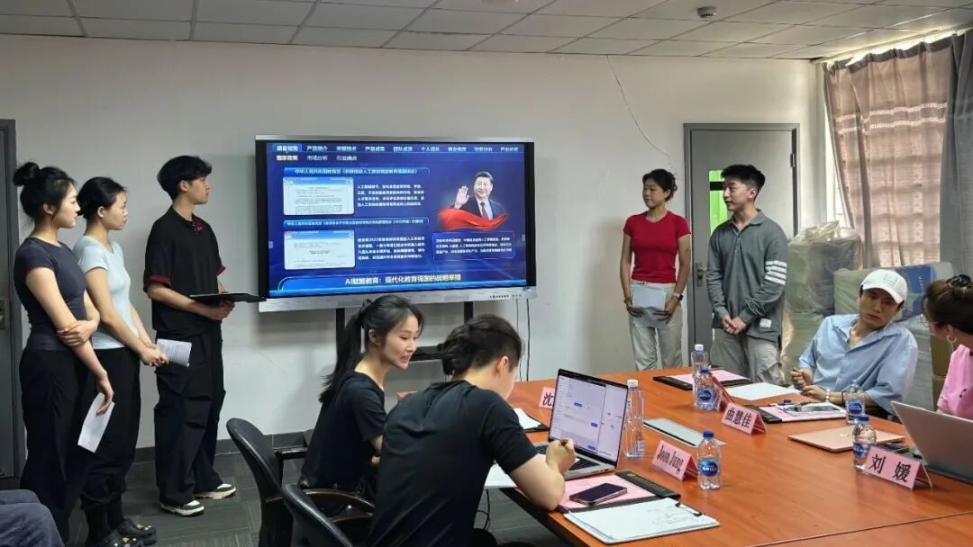 图4  我校智舞未来项目团队同步展示了我校自主研发的AI舞蹈评测系统，获来访团队充分肯定