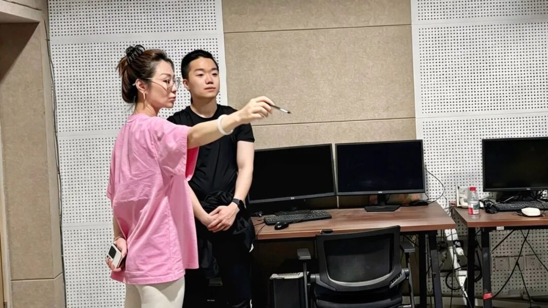 图2  座谈交流前，来访团队一行实地参观了我校舞蹈AI实验室