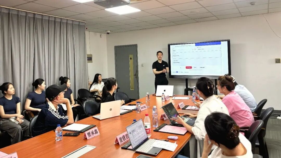 图3  交流研讨环节，双方依次展示核心成果并开展深度学术交流。